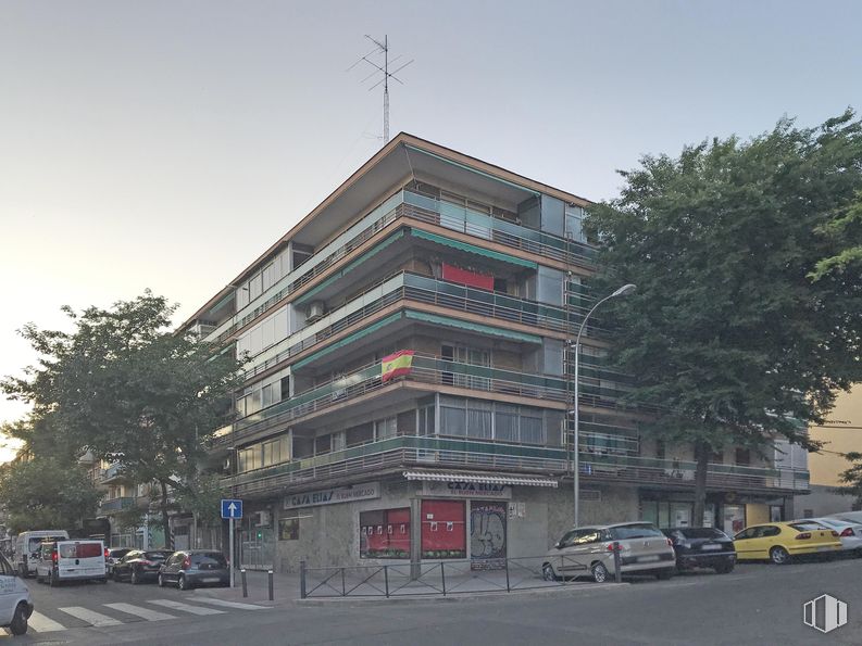 Retail for sale at Calle Esteban Collantes, Ciudad Lineal, Madrid, 28017 with car, building, sky, tire, wheel, vehicle, tree, architecture, urban design and tower block around