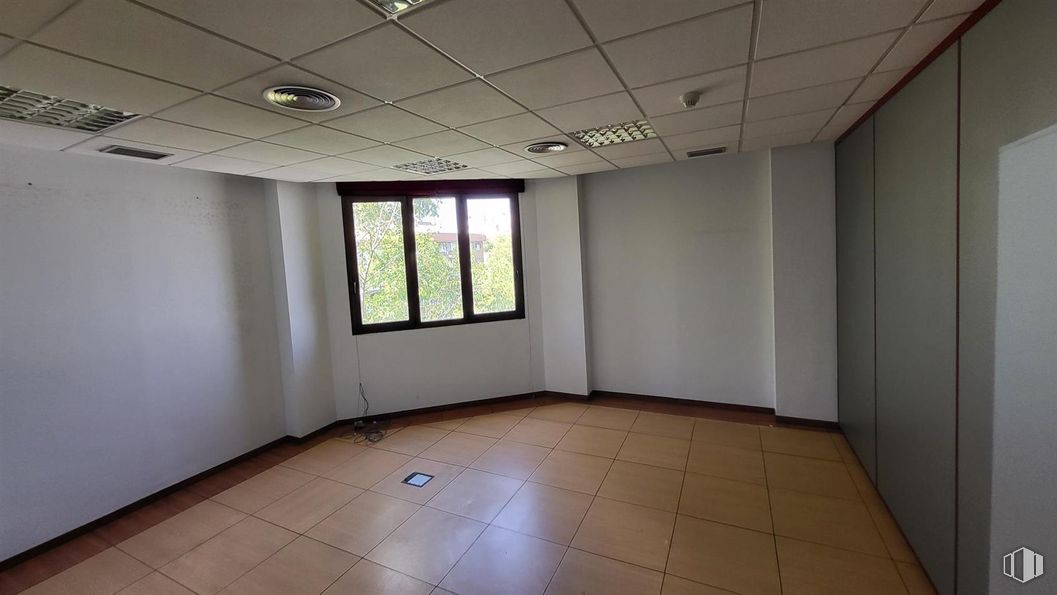 Oficina en alquiler en Calle Albasanz, San Blas - Canillejas, Madrid, 28037 con ventana, lámpara, edificio, accesorio, hall, madera, casa, suelos, suelo y techo alrededor