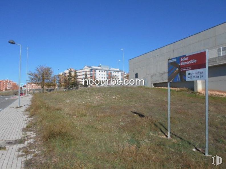 Suelo en venta en Camino Viejo de Tornadizos, Ávila, 05003 con edificio, luz de la calle, cielo, planta, asfalto, superficie de carretera, lote de tierra, diseño urbano, área residencial y hierba alrededor