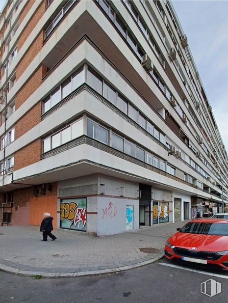 Local en venta en Calle Isla Tavira, 12, Fuencarral - El Pardo, Madrid, 28035 con edificio, durante el día, capó, coche, vehículo, iluminación del automóvil, rejilla, matrícula del vehículo, diseño urbano y cielo alrededor