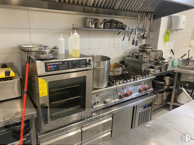 Retail for rent at Zona Viñas Viejas, Boadilla del Monte, Madrid, 28660 with oven, packaged goods, kitchen appliance, kitchen, audio equipment, audio receiver, gas, engineering, machine and home appliance around