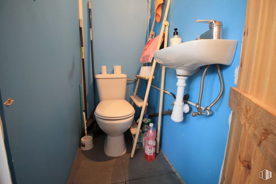 Retail for sale at Avenida Doctor Federico Rubio y Galí, 56, Tetuán, Madrid, 28039 with toilet, sink, toilet seat, plumbing fixture, property, bathroom sink, purple, bathroom, tap and house around