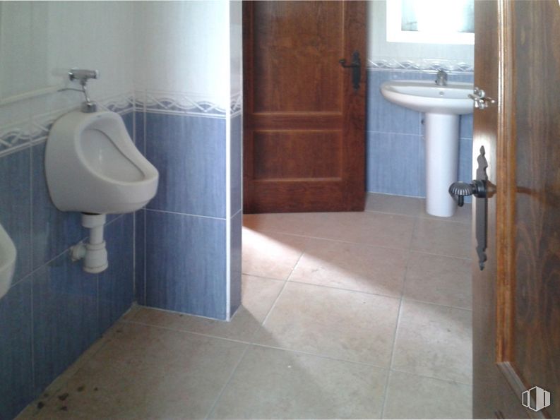 Local en venta en Calle de La Mancha, 2, Ontígola, Toledo, 45340 con puerta, fregadero, lavabo de baño, accesorio de fontanería, espejo, grifo, propiedad, mueble de baño, morado y baño alrededor