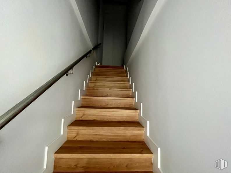 Industrial for sale at Calle Barcelona, Ávila, 05194 with stairs, wood, fixture, flooring, rectangle, floor, hardwood, symmetry, tints and shades and wood stain around