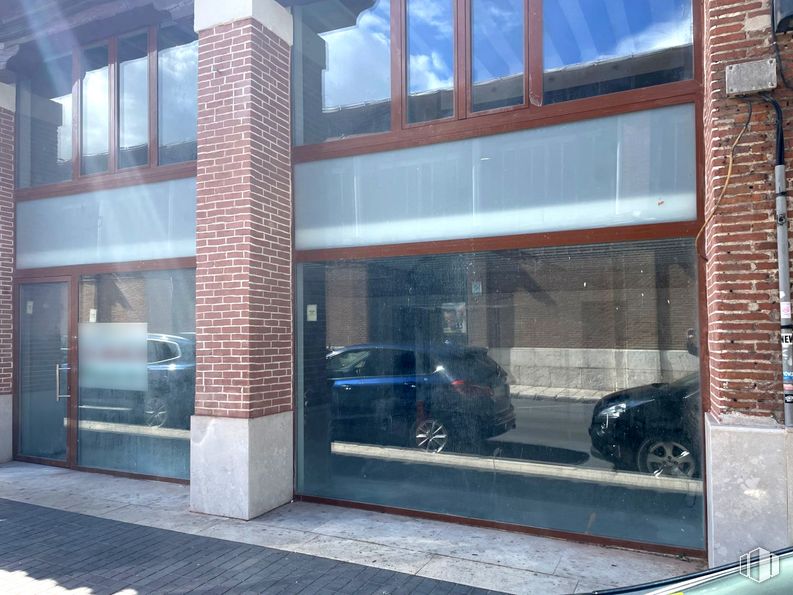 Local en alquiler en Calle Abastos, Aranjuez, Madrid, 28300 con coche, ventana, puerta, rueda, vehículo, neumático, diseño automovilístico, arquitectura, iluminación del automóvil y exterior del automóvil alrededor