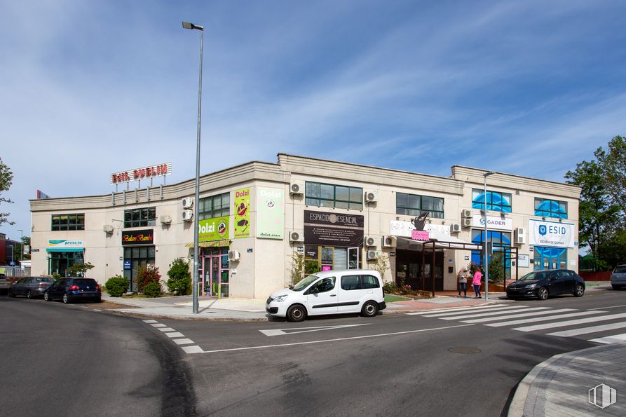 Oficina en alquiler en Calle Dublín, 39, Las Rozas de Madrid, Madrid, 28230 con coche, edificio, nube, cielo, rueda, vehículo terrestre, planta, luz de la calle, ventana y vehículo alrededor