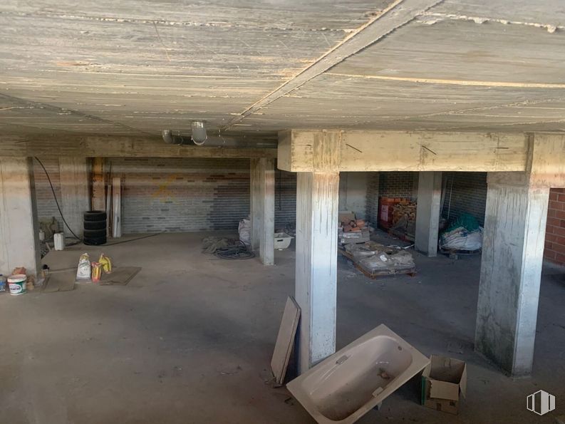 Retail for sale at Calle Banderas de Castilla, 11, Ávila, 05001 with building, floor, flooring, wood, fixture, ceiling, hall, concrete, building material and composite material around