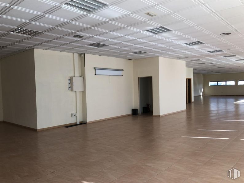 Industrial for sale at San Crispín - La Estación Consorcio, Colmenar Viejo, Madrid, 28770 with flooring, floor, ceiling, interior design, hall, lighting, tile flooring, light fixture, wood flooring and lobby around