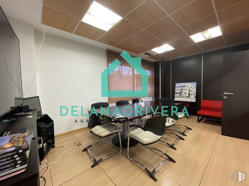 Oficina en alquiler en Calle Perú, Las Rozas de Madrid, Madrid, 28290 con silla, mueble, diseño automotriz, suelo, piso, silla de oficina, mesa, techo, pasillo y edificio alrededor