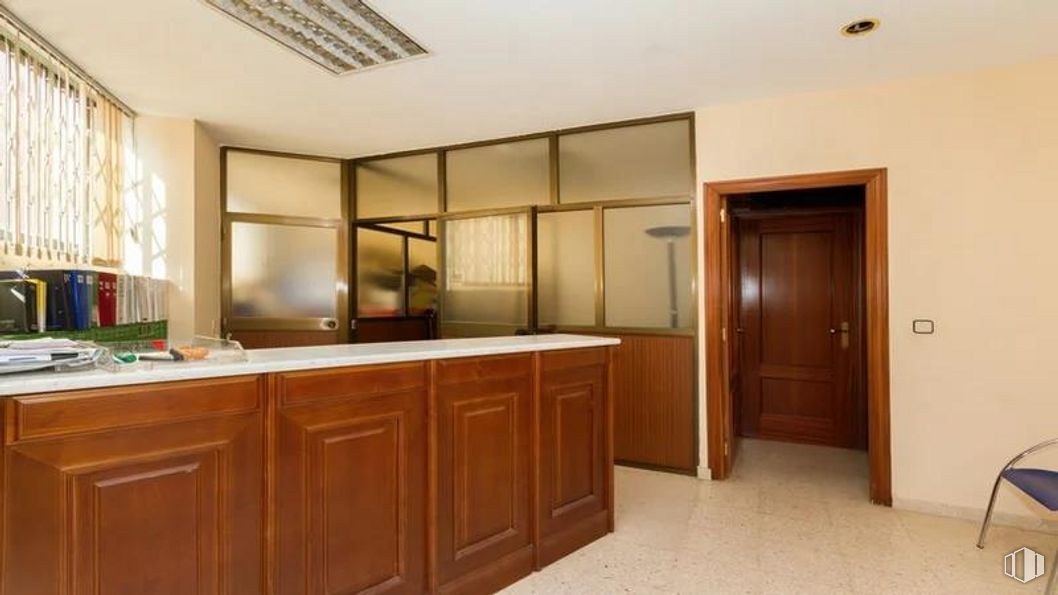 Retail for sale at Calle Persuasión, 3, Ciudad Lineal, Madrid, 28027 with cabinetry, countertop, furniture, window, houseplant, wood, interior design, drawer, door and wood stain around