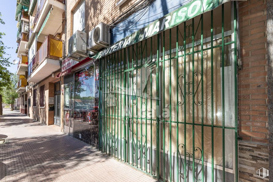 Retail for sale at Zona centro, Alcalá de Henares, Madrid, 28805 with window, building, urban design, wood, facade, tree, city, plant, road surface and glass around