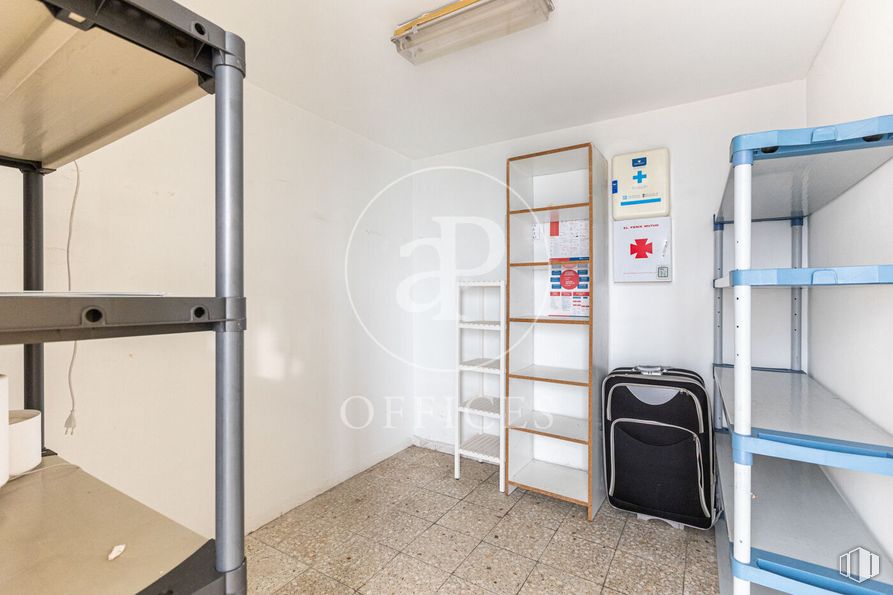 Oficina en venta en Calle Alfonso Gómez, San Blas - Canillejas, Madrid, 28037 con estantería, bolsa, mueble, propiedad, accesorio, interiorismo, madera, arquitectura, suelo y suelos alrededor