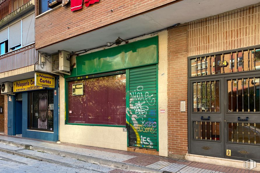 Local en alquiler y venta en Calle Callao, 24, Fuenlabrada, Madrid, 28945 con ebanistería, edificio, barrio, superficie de carretera, madera, fachada, fuente, bienes raíces, puerta y venta minorista alrededor