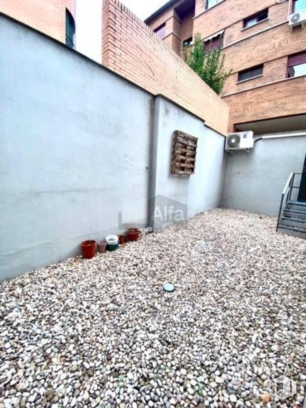 Local en alquiler en Calle Agastia, Ciudad Lineal, Madrid, 28027 con edificio, ventana, superficie de la carretera, madera, asfalto, pavimento, piso, ladrillo, paisaje y carretera alrededor