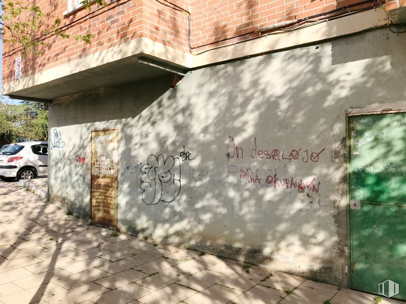 Local en alquiler y venta en Paseo del Sol, 8, Meco, Madrid, 28880 con coche, puerta, neumático, rueda, edificio, día, propiedad, hoja, vehículo y ventana alrededor