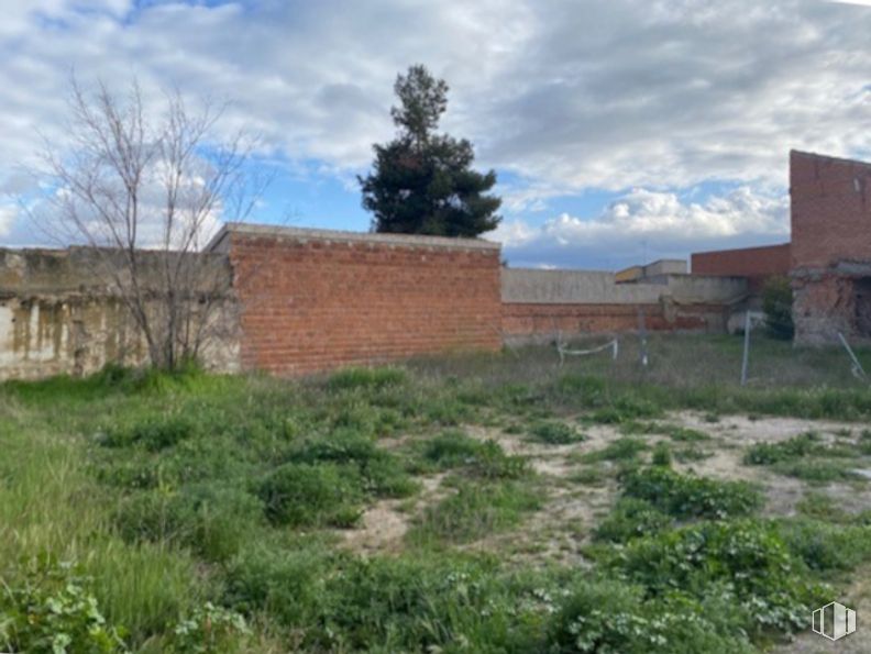 Land for sale at Zona casco urbano, Sonseca, Toledo, 45100 with building, house, cloud, plant, sky, land lot, tree, grass, plain and brickwork around