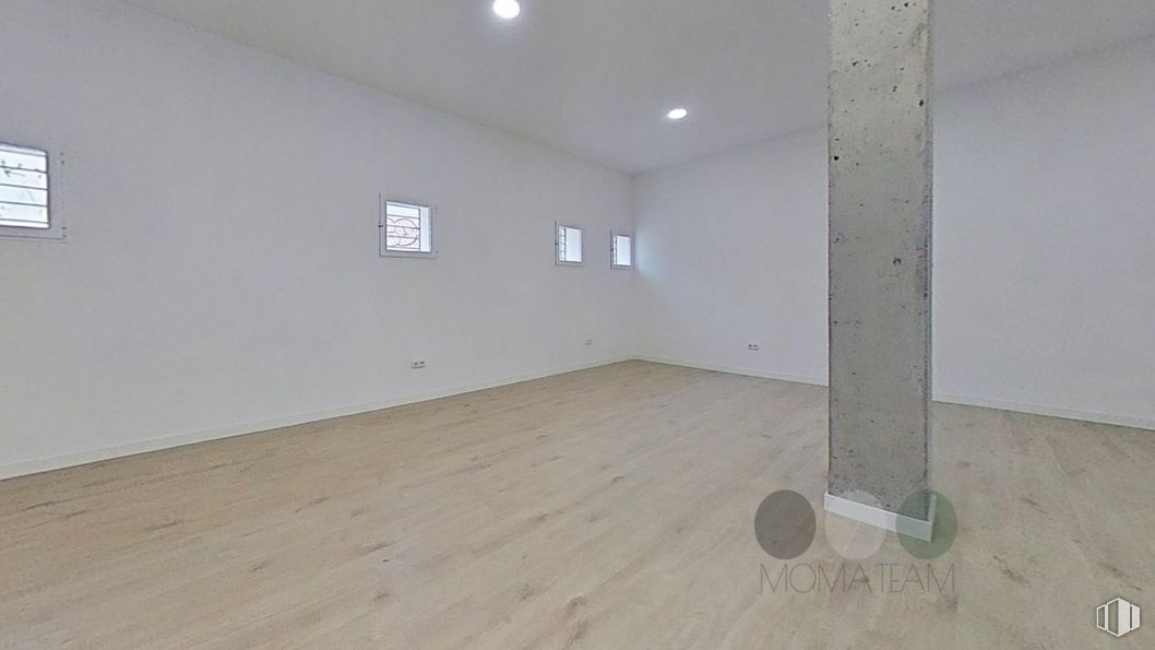 Retail for sale at Avenida España, 68, San Sebastián de los Reyes, Madrid, 28700 with lighting, window blind, wood, floor, paint, flooring, wood stain, hardwood, window and ceiling around