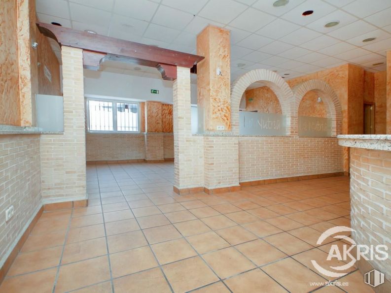 Retail for sale at Calle Islas Columbretes, Fuencarral - El Pardo, Humanes de Madrid, Madrid, 28970 with window, building, wood, hall, flooring, interior design, floor, tile flooring, brick and fixture around