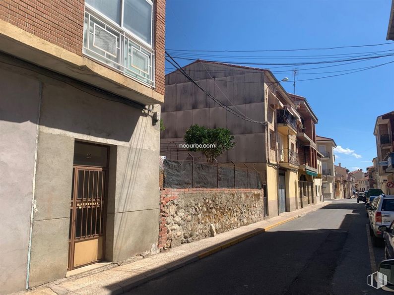 Land for sale at Calle Almanzor, Candeleda, Ávila, 05480 with window, door, building, sky, daytime, azure, road surface, plant, asphalt and urban design around