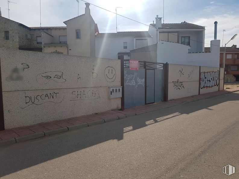 Land for sale at Calle Malecón , Corral de Almaguer, Toledo, 45880 with sky, cloud, building, window, road surface, asphalt, house, urban design, gas and facade around