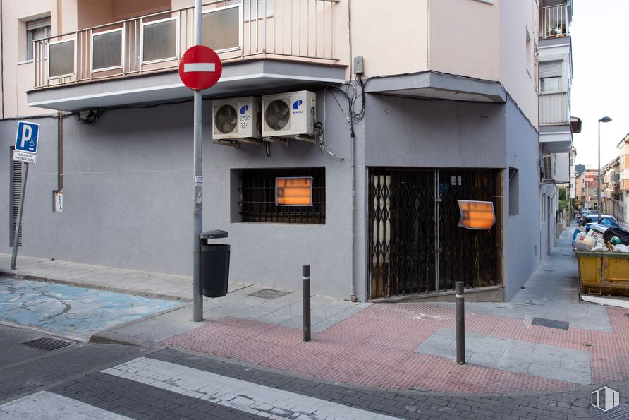 Local en venta en Calle Marqués de Valdavia, 2, Collado Villalba, Madrid, 28400 con edificio, ventana, arquitectura, superficie de carretera, puerta, asfalto, acera, fachada, carretera y gas alrededor