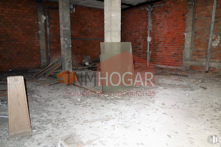 Retail for sale at Zona San Antonio, Ávila, 05005 with brick, wood, building material, floor, brickwork, flooring, road surface, gas, house and composite material around