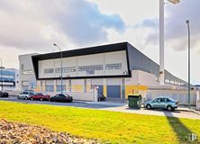 Industrial for rent at Polígono Industrial Los Olivos, Getafe, Madrid, 28906 with car, building, sky, automotive parking light, cloud, land vehicle, tire, wheel, vehicle and plant around