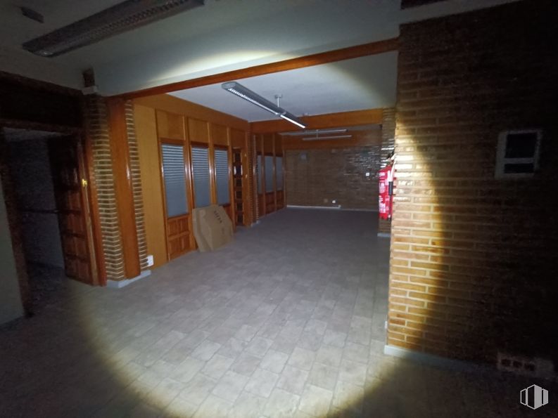 Oficina en venta en Calle Nueva, Toledo, 45001 con accesorio, madera, suelos, suelo, tintes y matices, techo, hall, material compuesto, hormigón y habitación alrededor