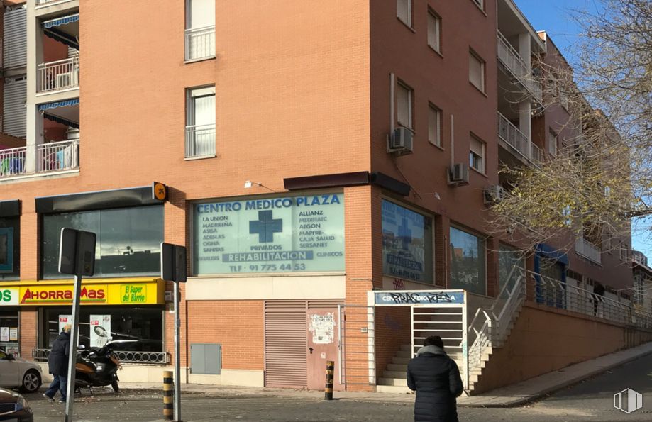 Retail for sale at Calle Pobladura del Valle, San Blas - Canillejas, Madrid, 28037 with person, outerwear, building, window, urban design, residential area, condominium, tree, house and facade around