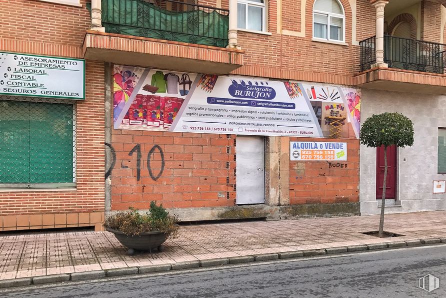 Local en alquiler y venta en Carretera Albarreal Tajo, 2, Torrijos, Toledo, 45500 con maceta, ventana, edificio, planta, día, propiedad, accesorio, madera, barrio y arte alrededor