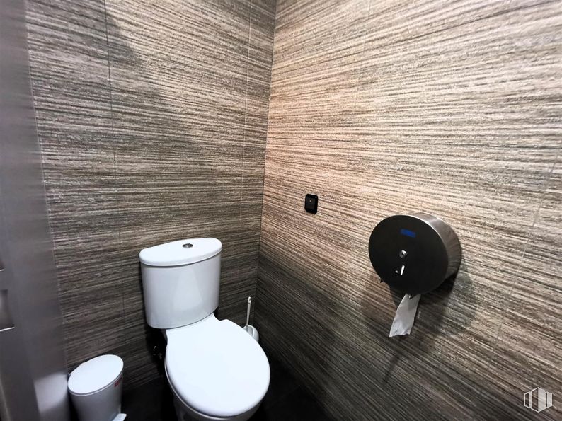 Retail for rent at Edificio 2 (24-A), Calle Casas Miravete, 22 - 24, Villa de Vallecas, Madrid, 28031 with toilet, toilet seat, plumbing fixture, bathroom, interior design, plumbing, floor, tile, bidet and sink around