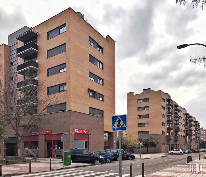 Local en alquiler y venta en Calle Adelfas, 3, Alcorcón, Madrid, 28925 con edificio, coche, nube, cielo, día, ventana, luz de la calle, rueda, infraestructura y vehículo alrededor