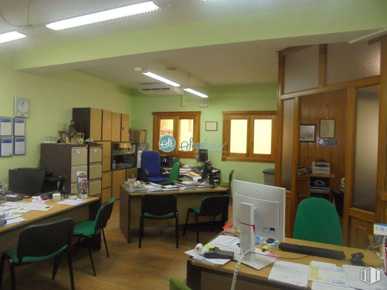 Office for sale at Avenida Acueducto, Segovia, 40001 with chair, light fixture, desk, lighting, table top, table, furniture, property, computer and computer monitor around