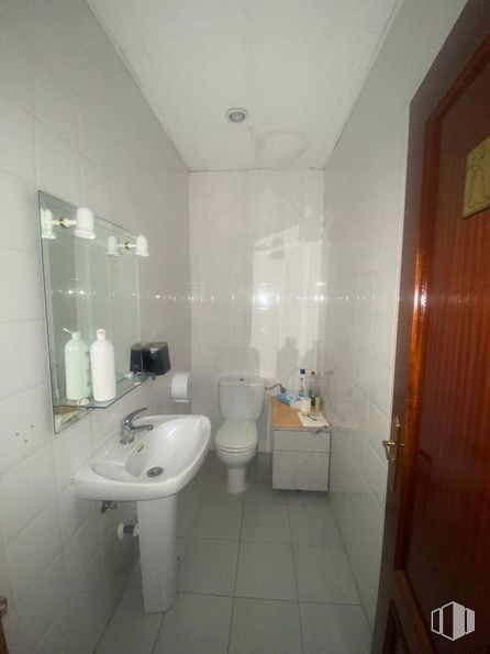 Office for sale & for rent at Polígono Aída, Azuqueca de Henares, Guadalajara, 19200 with toilet, sink, door, mirror, plumbing fixture, tap, bathroom sink, building, bathroom and fixture around