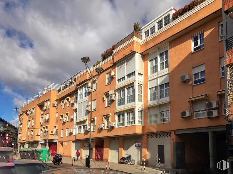 Oficina en alquiler en Calle Escaño, Getafe, Madrid, 28901 con ventana, edificio, nube, cielo, tiempo de día, propiedad, diseño urbano, condominio, bloque de pisos y luz de la calle alrededor