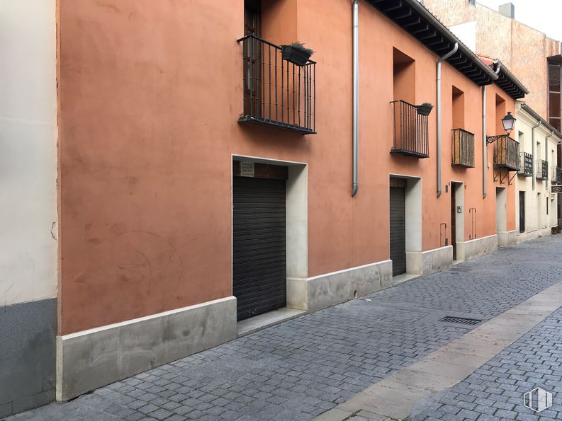 Local en alquiler y venta en Calle Bedel, 6, Alcalá de Henares, Madrid, 28801 con puerta, edificio, ventana, madera, superficie de carretera, casa, beige, asfalto, suelo y bienes raíces alrededor