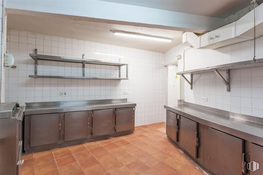 Local en venta en Calle Boltaña, 118, San Blas - Canillejas, Madrid, 28022 con ebanistería, encimera, lámpara, mueble, propiedad, cocina, cocina, madera, fregadero y edificio alrededor