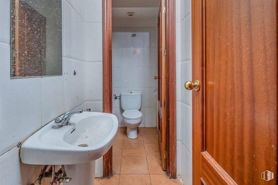 Local en venta en Calle Ancha, Aranjuez, Madrid, 28300 con fregadero, inodoro, marrón, grifo, accesorios de fontanería, lavabo, edificio, cuarto de baño, accesorio y espejo alrededor