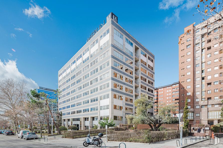 Oficina en alquiler en Calle Santiago de Compostela, 94, Fuencarral - El Pardo, Madrid, 28029 con edificio, cielo, propiedad, ventana, árbol, encendiendo, diseño urbano, planta, bloque de pisos y condominio alrededor