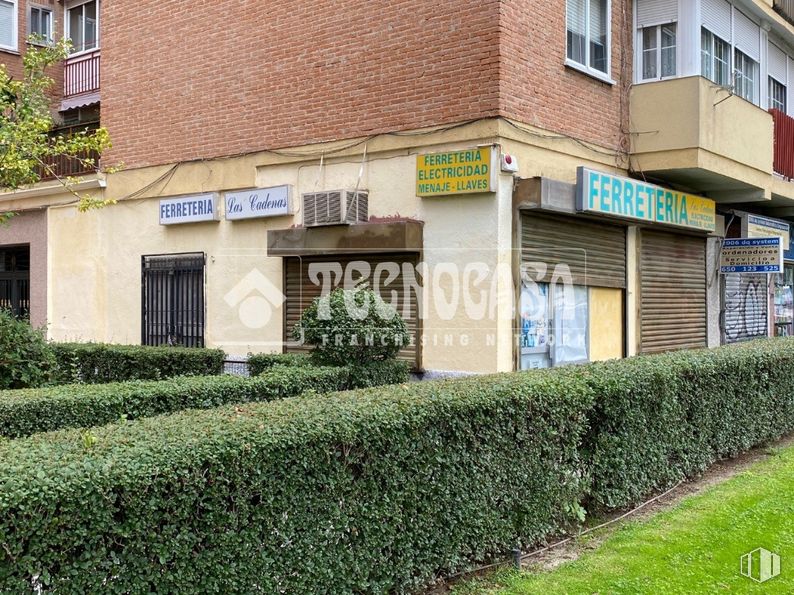 Local en venta en Zona Soto - Hospital, Móstoles, Madrid, 28935 con edificio, ventana, planta, propiedad, diseño urbano, accesorio, seto, barrio, área residencial y hierba alrededor