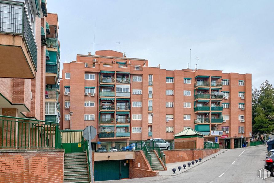 Retail for rent at Plaza Monte Ciruelo, 3, Rivas-Vaciamadrid, Madrid, 28529 with building, sky, window, urban design, tower block, tree, condominium, brick, residential area and facade around