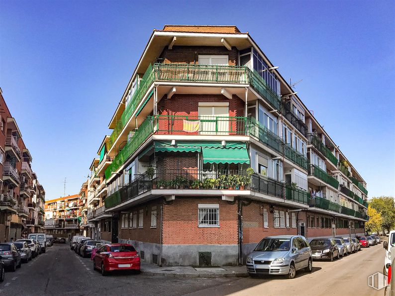 Retail for sale at Zona Carabanchel Alto, Carabanchel, Madrid, 28044 with car, building, sky, wheel, tire, vehicle, window, urban design, condominium and vehicle registration plate around