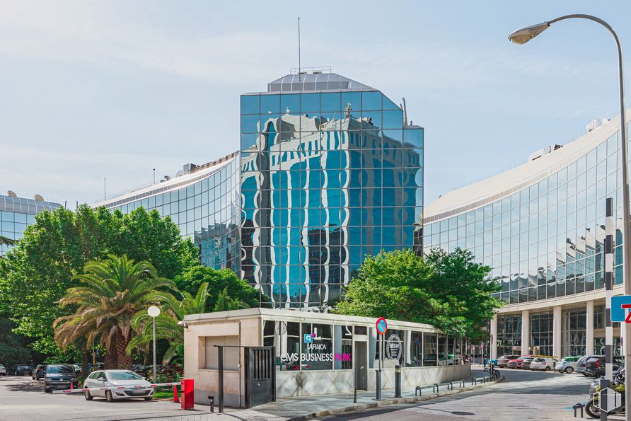 Oficina en alquiler en Calle Cardenal Marcelo Spínola, 14, Chamartín, Madrid, 28016 con coche, edificio, cielo, día, propiedad, planta, luz de la calle, nube, árbol y bloque de torre alrededor