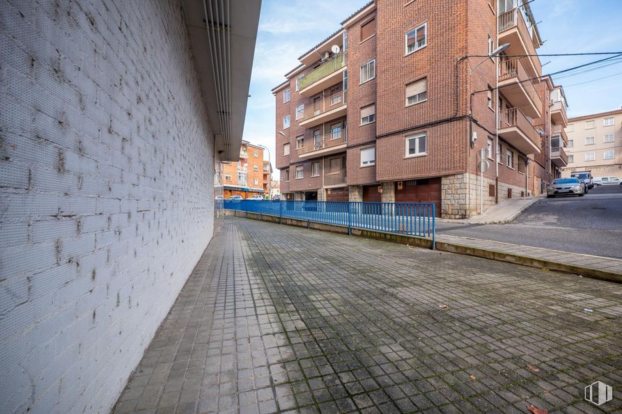 Retail for rent at Zona Sur, Ávila, 05003 with building, azure, window, sky, road surface, wood, brickwork, brick, asphalt and water around