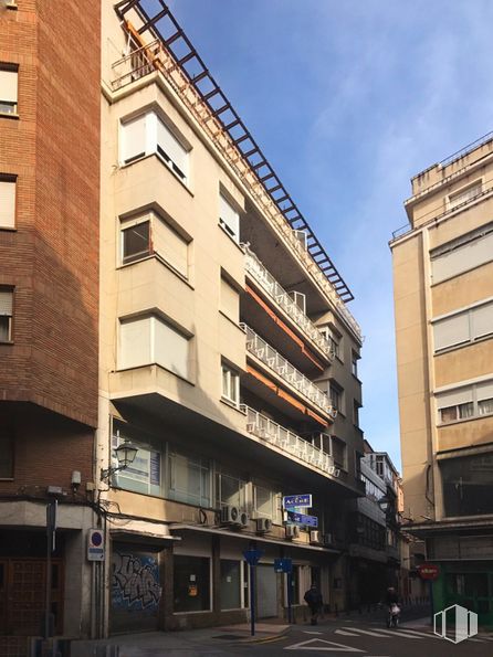 Office for sale & for rent at Calle Sol, 1, Talavera de la Reina, Toledo, 45600 with building, window, daytime, sky, fixture, urban design, neighbourhood, residential area, tower block and condominium around