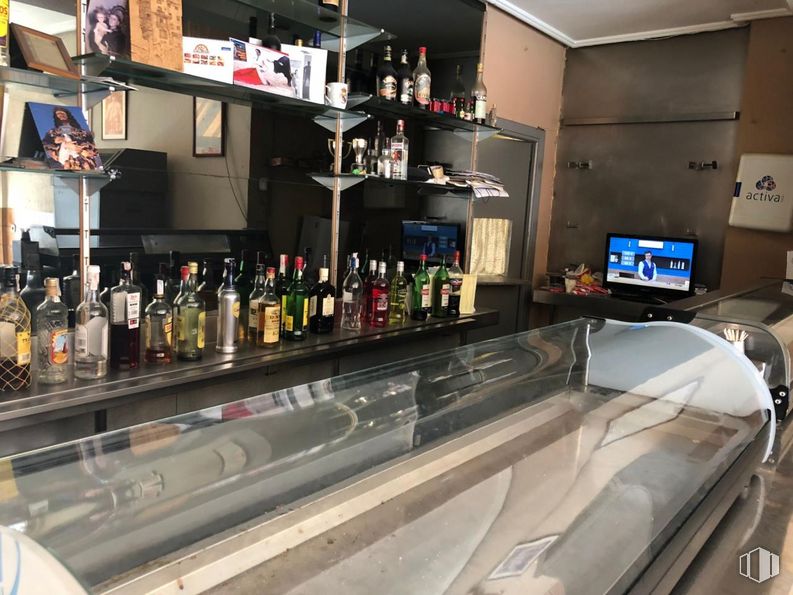 Retail for sale at Paseo de San Antonio, Cuenca, 16003 with packaged goods, drinking establishment, bottle, building, barware, shelf, countertop, television, shelving and alcoholic beverage around