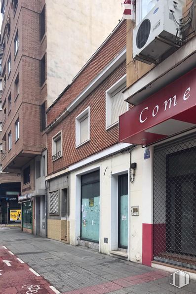 Retail for rent at Avenida Pio XII, 70, Talavera de la Reina, Toledo, 45600 with window, building, property, infrastructure, fixture, door, brick, road surface, asphalt and wall around