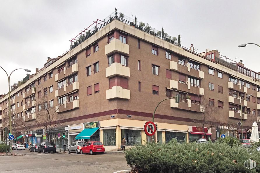 Oficina en alquiler en Avenida Ventisquero de la Condesa, Fuencarral - El Pardo, Madrid, 28035 con edificio, cielo, ventana, propiedad, rueda, coche, vehículo, arquitectura, condominio y neumático alrededor