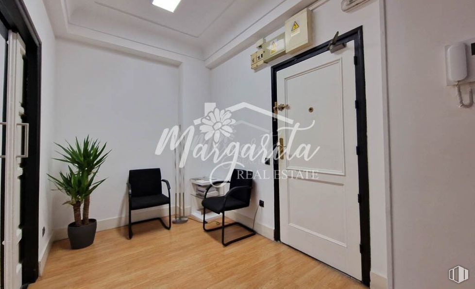 Oficina en venta en Calle Quintana, Moncloa - Aravaca, Madrid, 28008 con puerta, silla, planta de interior, planta, madera, maceta, suelos, suelo, edificio y accesorio alrededor