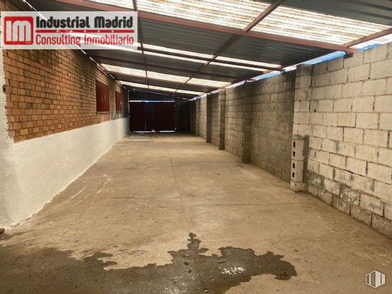 Industrial for sale at Polígono El Guijar, Arganda del Rey, Madrid, 28500 with road surface, brick, brickwork, building material, flooring, tints and shades, composite material, concrete, road and symmetry around